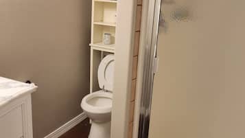 Secadora de cabello, toallas, jabón, papel de baño