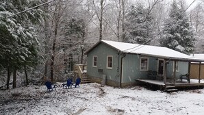 A small cabin with a porch and a few chairs outside. - Escape on the river (French Creek)