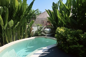 Una piscina al aire libre, tumbonas