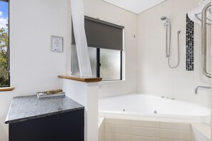 Duschwanne, Whirlpool, Regendusche, kostenlose Toilettenartikel