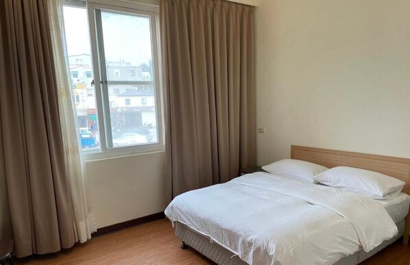 Cortinas blackout, wifi gratis y ropa de cama 