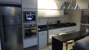 Fridge, oven, stovetop, coffee/tea maker - Apartment - Risort (Parque Enseada)