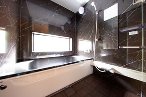 Hus (Private Vacation Home) | Bad | Kombinert dusj/badekar, toalettartikler (inkludert), hårføner og tøfler