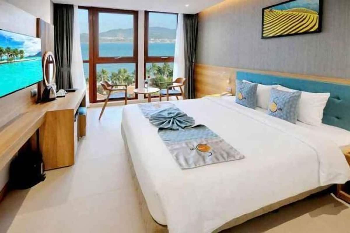 Minibar, Zimmersafe, Schreibtisch, Verdunkelungsvorhänge