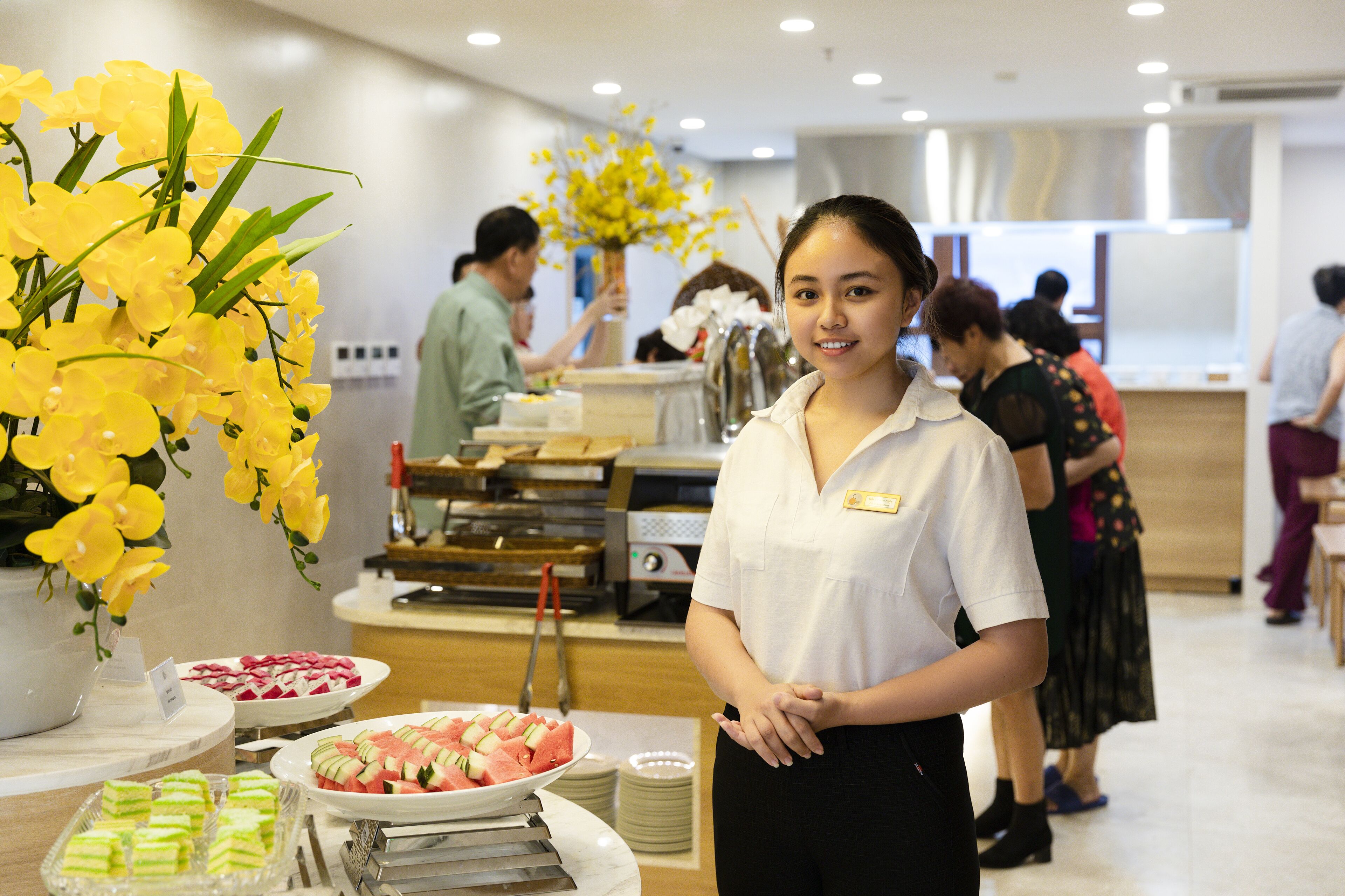 Zona de bufé con diferentes opciones de comida y una decoración floral.