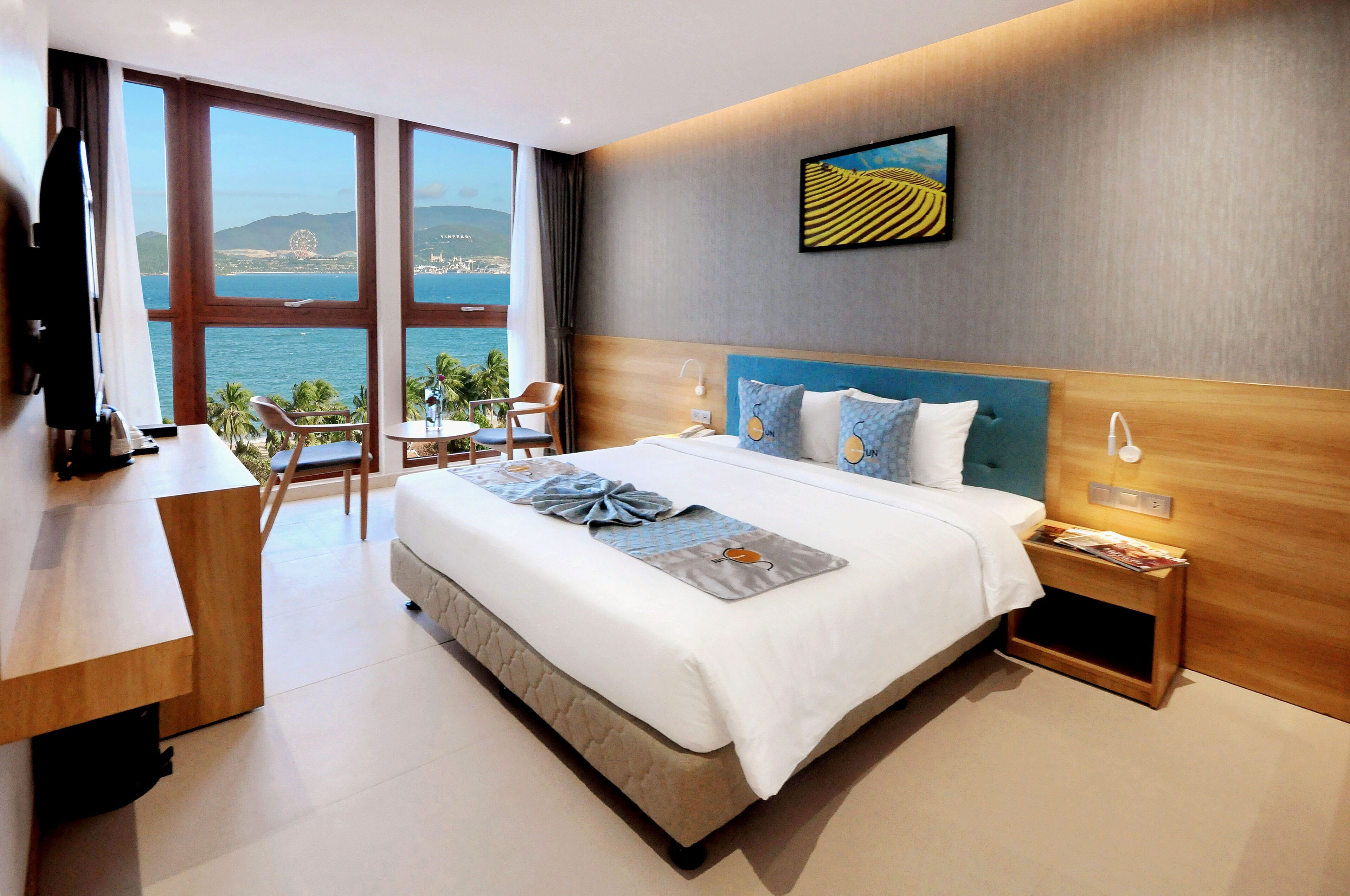 Premier Double Room | Minibar, in-room safe, desk, blackout curtains