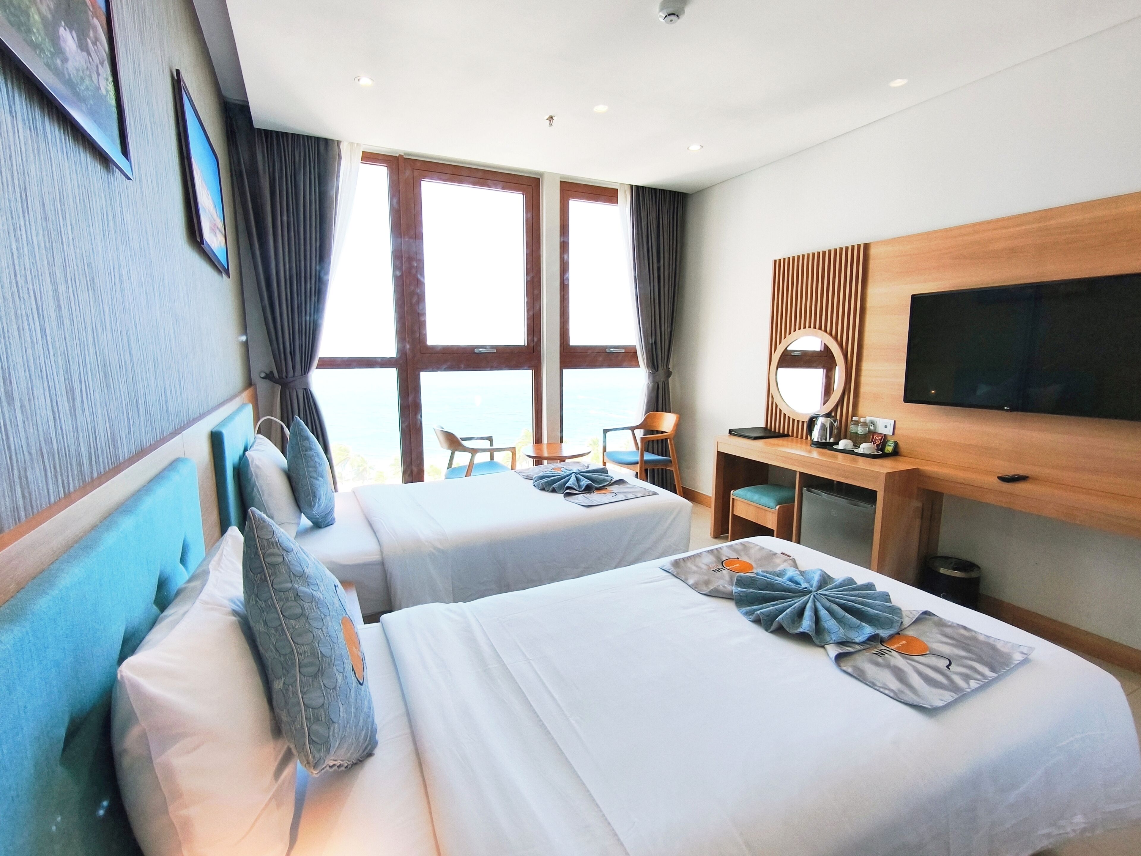 Senior-værelse med 2 enkeltsenge - havudsigt | Minibar, pengeskab på værelset, skrivebord, mørklægningsgardiner