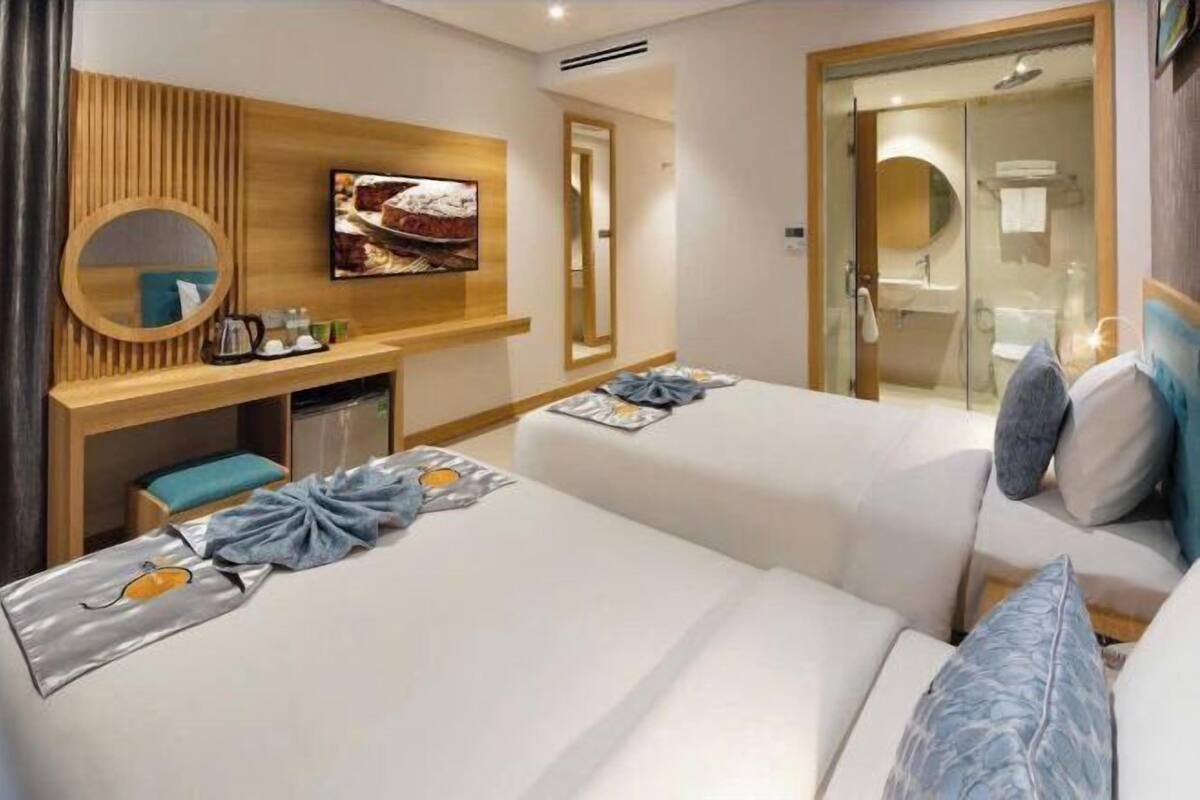 Minibar, Zimmersafe, Schreibtisch, Verdunkelungsvorhänge