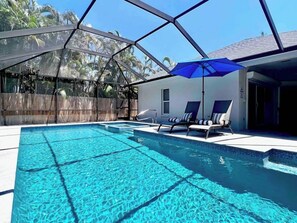 Een buitenzwembad en een verwarmd zwembad