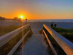 Plage, chaises longues, parasols, serviettes de plage