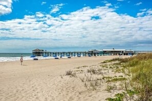 在海滩、沙滩椅、海滩遮阳伞、沙滩毛巾