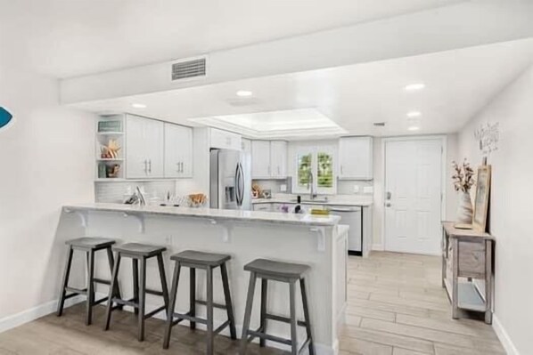 Réfrigérateur, micro-ondes, four, plaque de cuisson