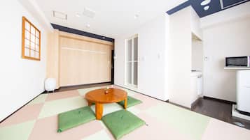Apartment with Balcony | 1 bedroom, individually decorated, individually furnished, desk