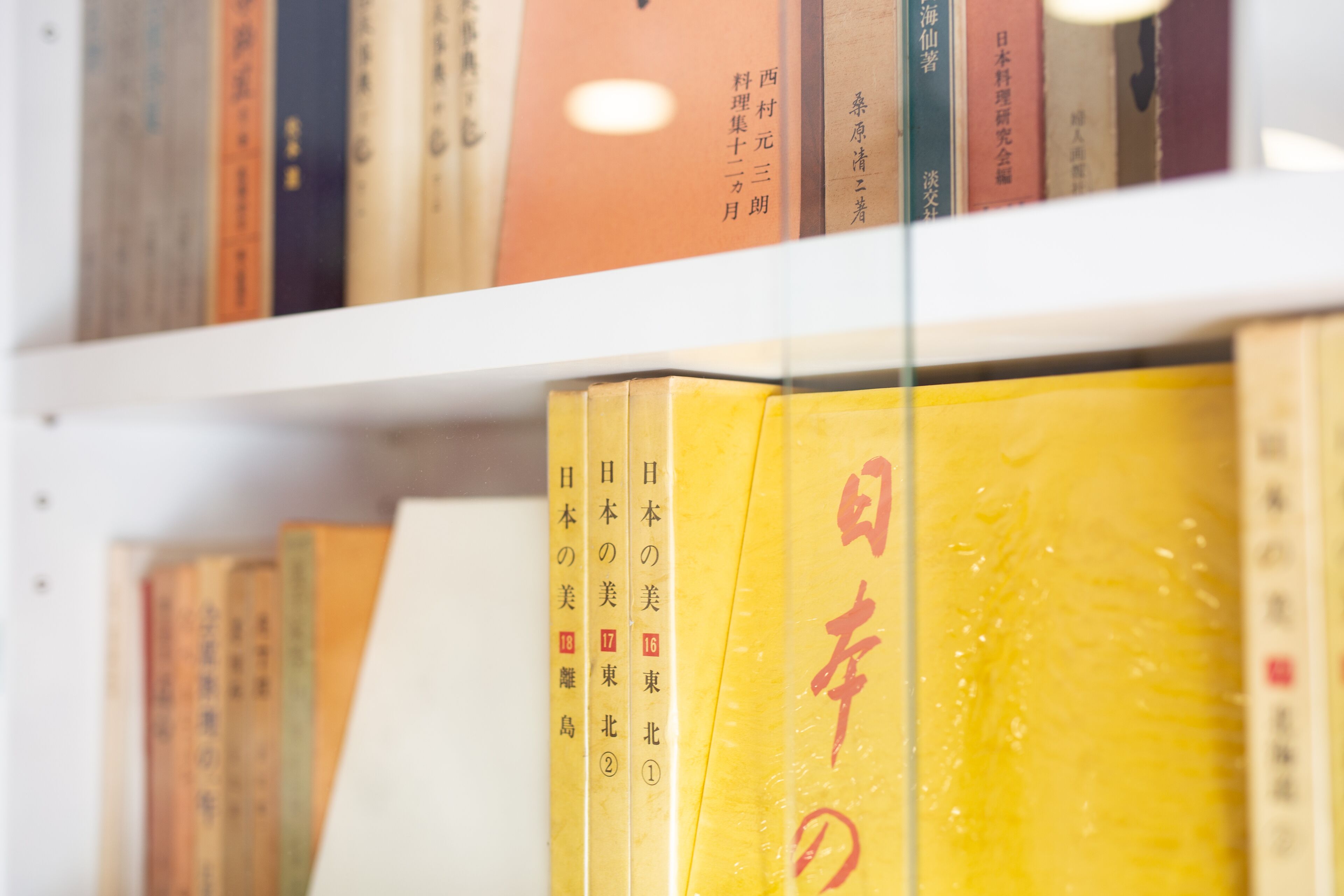 Ein Bücherregal mit Büchern, einige mit sichtbaren Titeln und Nummern.