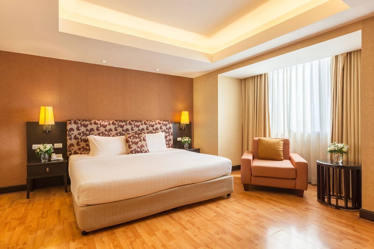 Hypo-allergenic bedding, in-room safe, blackout drapes, soundproofing