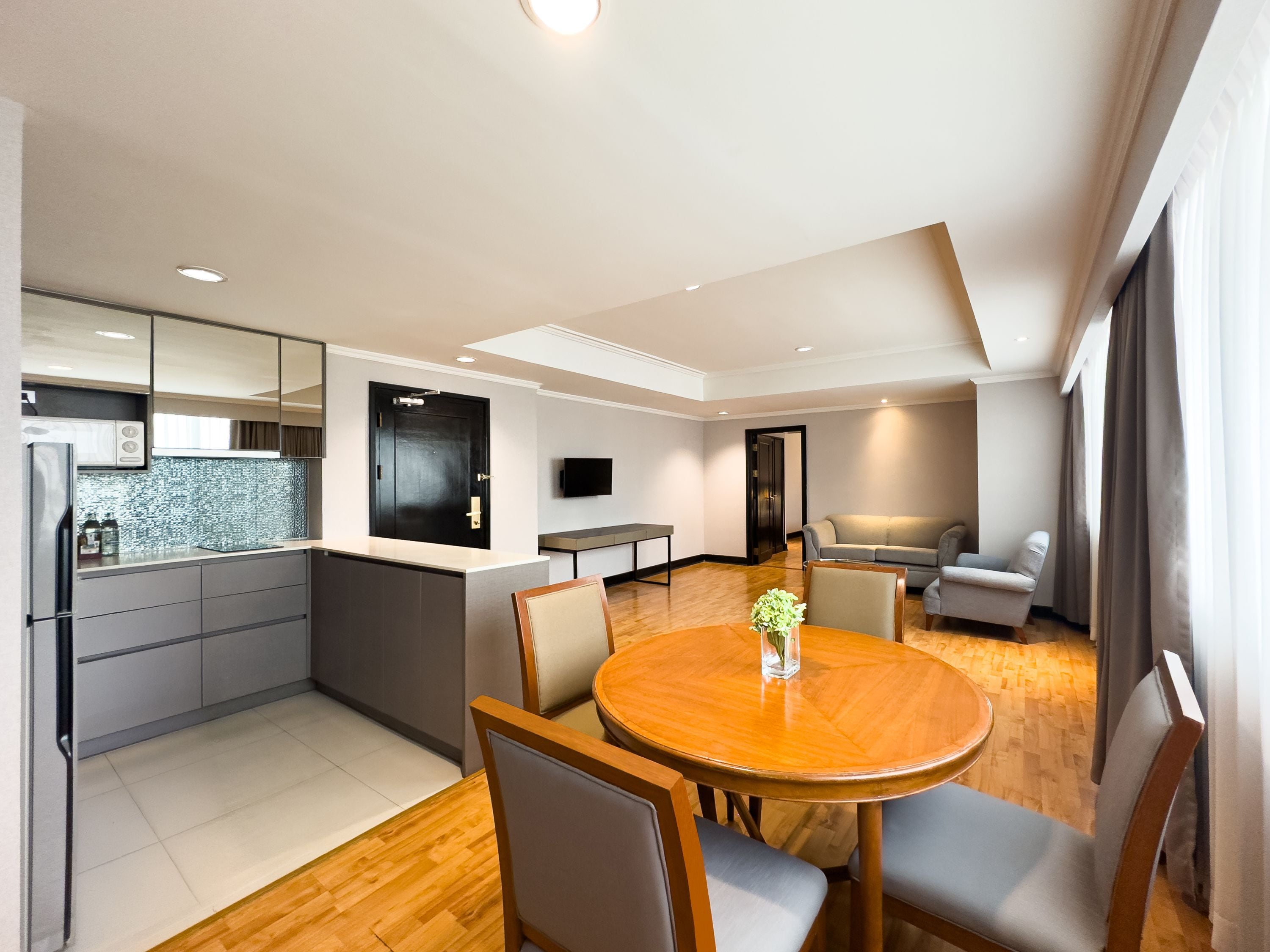 Um apartamento moderno com cozinha, sala de jantar e sala de estar.
