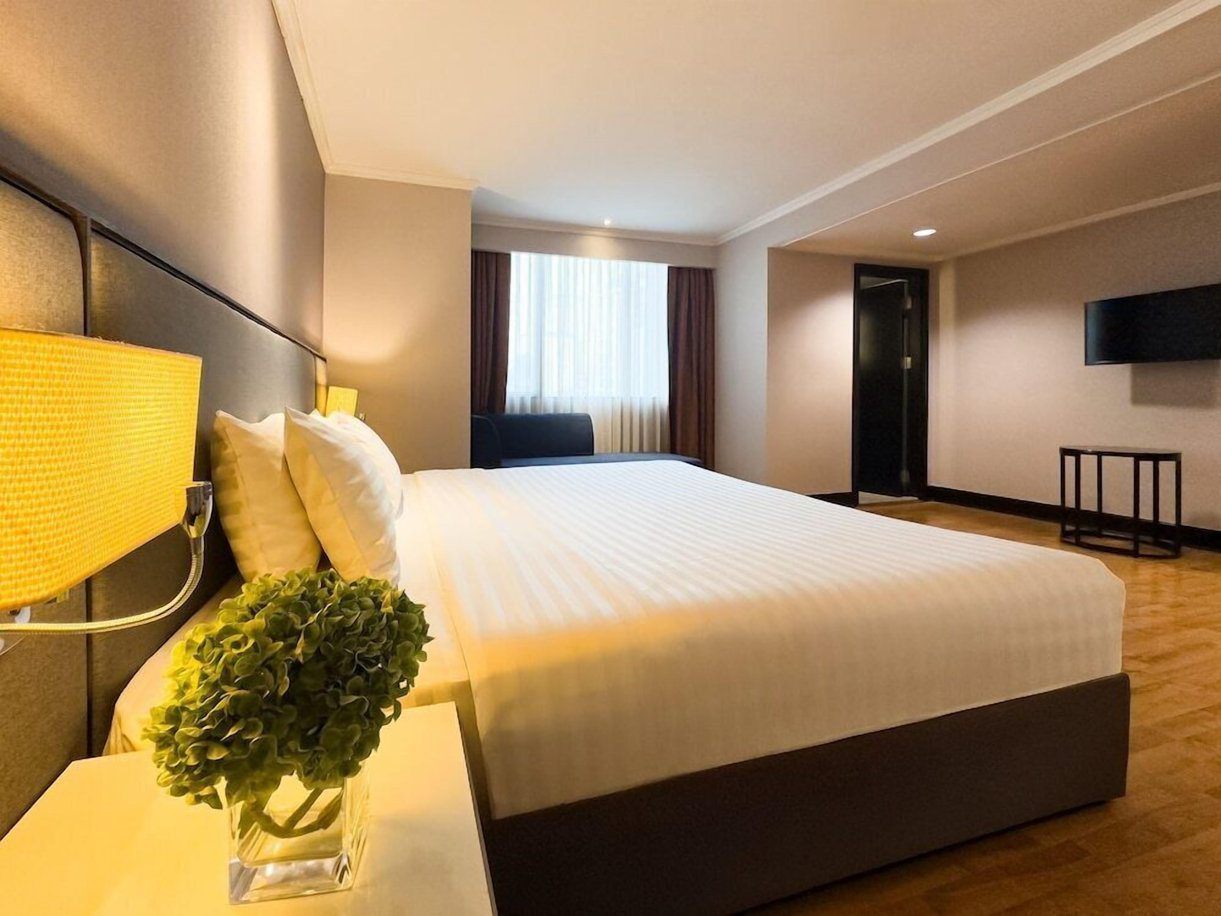 Hypo-allergenic bedding, in-room safe, blackout curtains, soundproofing