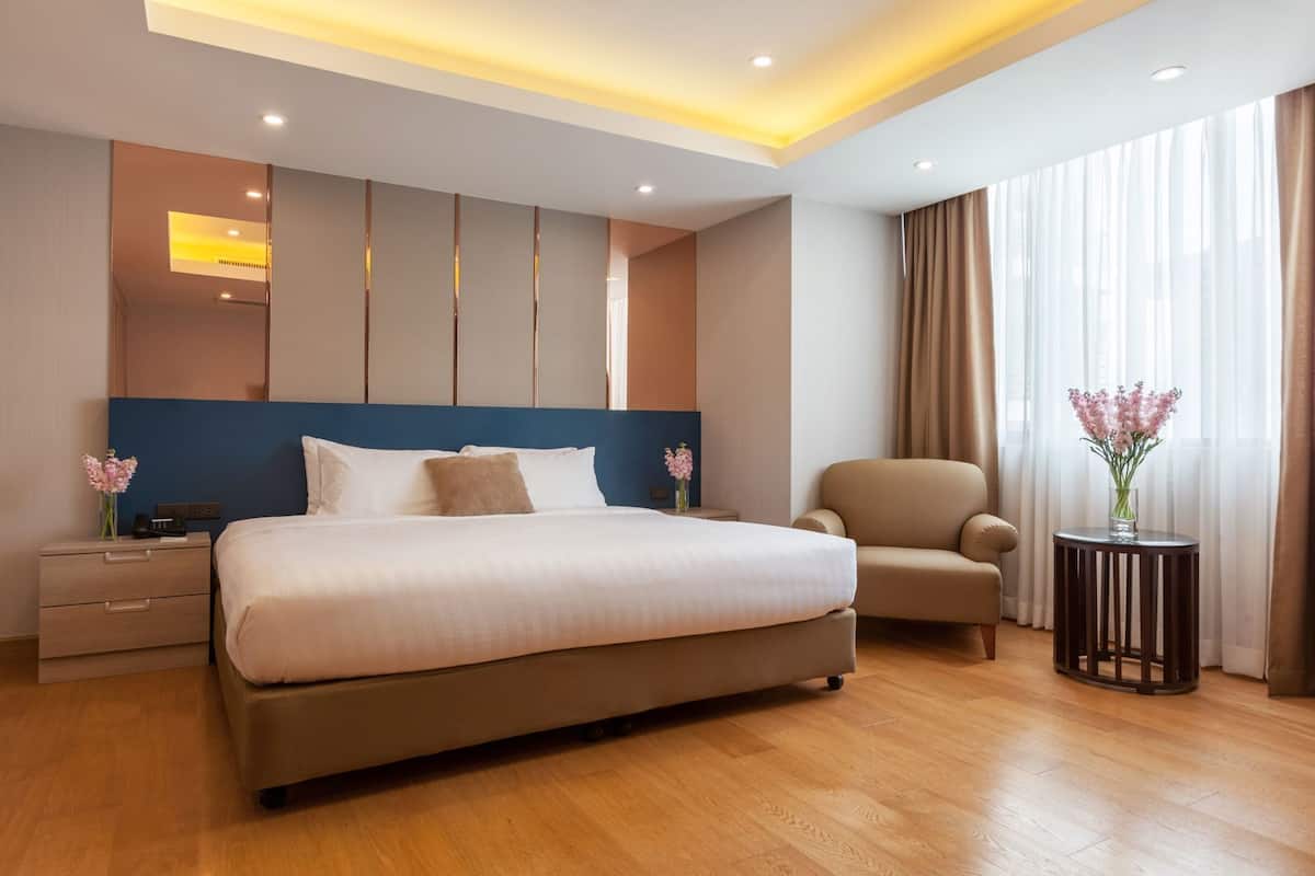 Hypo-allergenic bedding, in-room safe, blackout drapes, soundproofing