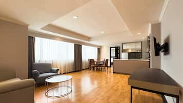 Phòng Suite Grand, nhiều giường | Khu phòng khách | TV màn hình phẳng 32-inch có truyền hình vệ tinh