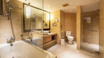 Grand Suite King | Bathroom | Free toiletries, hair dryer, bathrobes, towels