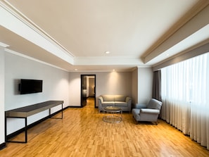 Grand Suite | Ruang tamu | 32 inci televisyen skrin rata dengan satelit
