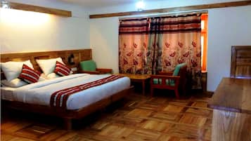 Deluxe Double Room | Desk, rollaway beds, free WiFi, bed sheets