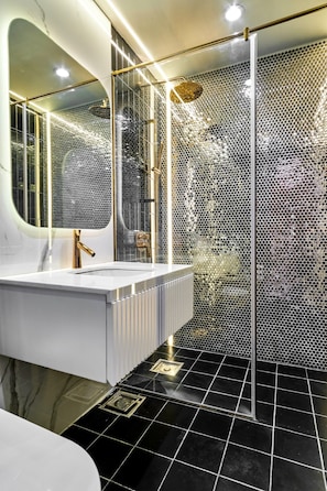 City Apartment | Bathroom | Shower, free toiletries, hair dryer, slippers - KYN Apartment Rivergate Residence (Ho Chi Minh City)