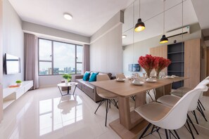 城市公寓, 2 间卧室, 河景 | 高档床上用品、记忆海绵床垫、遮光窗帘、隔音