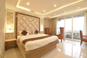 尊荣双人房 | 办公桌、笔记本电脑工作区、遮光窗帘、隔音