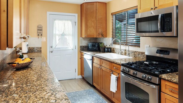 Coffee/tea maker, fridge, microwave, oven - Spacious private house (Lawndale)