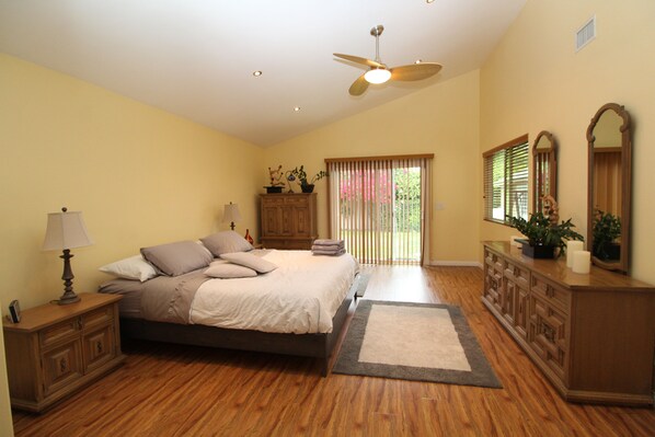 3 chambres, fer et planche à repasser, Wi-Fi, draps fournis