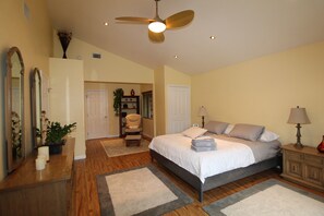 3 bedrooms, iron/ironing board, WiFi, bed sheets - Spacious private house (Lawndale)