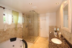 Baignoire, sèche-cheveux, serviettes fournies, savon