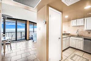 Interior - Sea Gull #404: Beachfront 2 Bedroom 2 Bath with Spectacular Views and 24 Hour Management (Port Aransas)