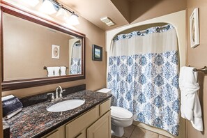 Duschwanne, Haartrockner, Handtücher