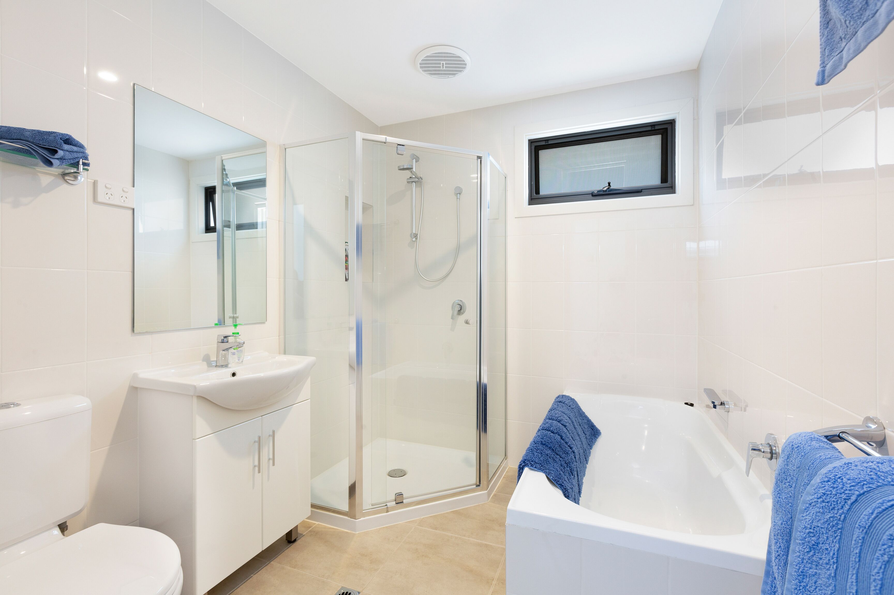 Combined shower/bathtub, hair dryer, towels, soap