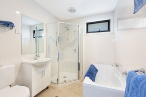 Ensemble douche/baignoire, sèche-cheveux, serviettes fournies