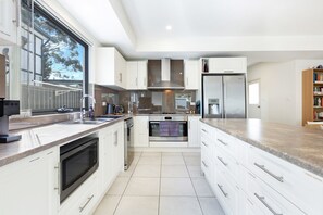 Kylskåp, mikrovågsugn, ugn och spishäll