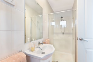 Combined shower/tub, hair dryer, towels, soap - AGATHAS  AT  MARION 
4 Bedrooms 3 with Ensuites  & 4th Bedroom Main Bathroom (Seacombe Gardens)