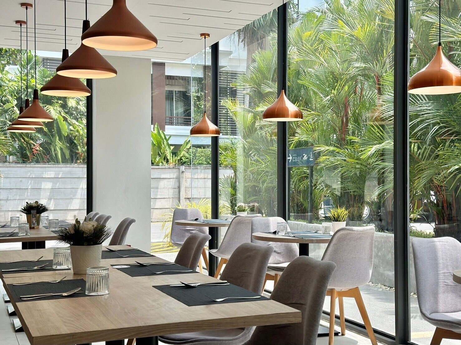 breakfast, lunch, dinner served; local and international cuisine