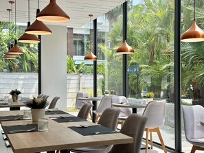 Frokost, lunsj og middag serveres, lokale og internasjonale retter 