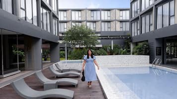 Piscina externa, espreguiçadeiras