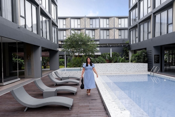 Una piscina al aire libre, tumbonas