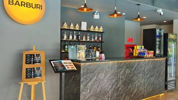 Bar en bord de piscine
