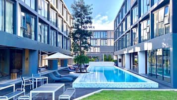 Piscina externa, espreguiçadeiras