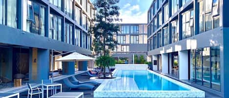 Ulkouima-allas, aurinkotuoleja