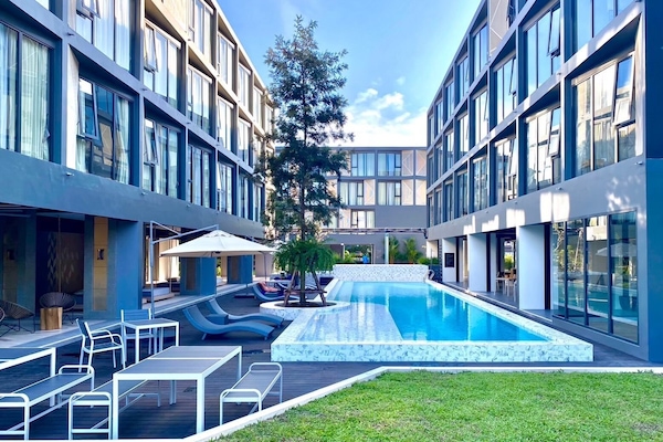 Outdoor pool, pool loungers
