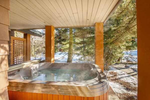 Outdoor spa tub