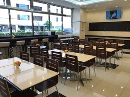 包含每日自助早餐