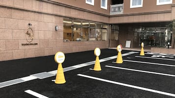Self parking (JPY 1000 per night)